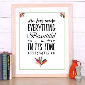 Peut inclure: Une impression encadrée avec un fond blanc et une bordure verte. L'impression présente une citation en noir et blanc : "He has made EVERYTHING Beautiful IN ITS TIME ECCLESIASTES 3:11". La citation est entourée de plumes colorées.