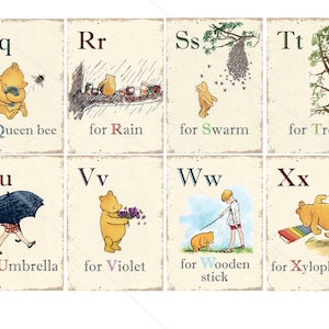 Op de afbeelding: Winnie de Poeh alfabetkaarten met illustraties van Winnie de Poeh en zijn vrienden. De kaarten tonen de letters Q tot en met X met een bijbehorend woord voor elke letter. Bijvoorbeeld, Q staat voor Queen bee, R voor Rain, S voor Swarm, T voor Tree, U voor Umbrella, V voor Violet, W voor Wooden stick en X voor Xylophone.