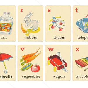 K&ouml;nnte beinhalten: Ein Satz Alphabet-Karteikarten mit bunten Illustrationen und dem Buchstaben und Wort f&uuml;r jeden Buchstaben. Die Buchstaben sind q, r, s, t, u, v, w und x. Die Illustrationen sind eine Steppdecke, ein Kaninchen, Schlittschuhe, ein Telefon, ein Regenschirm, Gem&uuml;se, ein Wagen und ein Xylophon.