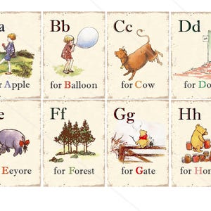 Op de afbeelding: Acht alfabetkaarten met Winnie de Poeh-personages. Elke kaart heeft een letter, een afbeelding en een woord dat met die letter begint. De letters zijn Aa voor Appel, Bb voor Ballon, Cc voor Koe, Dd voor Deur, Ee voor Eeyore, Ff voor Bos, Gg voor Poort en Hh voor Honing.