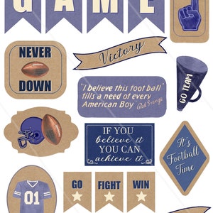 以下が含まれることがあります： 「GAME」と書かれたバナー、フットボールヘルメット、フットボールジャージ、ホイッスル、メガホンなど、さまざまなデザインの印刷可能なフットボールパーティーデコレーションのセット。デコレーションは、茶色と青色のヴィンテージスタイルです。