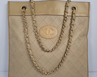 Bolso tote vintage de piel acolchada de CHANEL: bolso de hombro color crema con correa de cadena, bolso de diseñador auténtico de los años 80