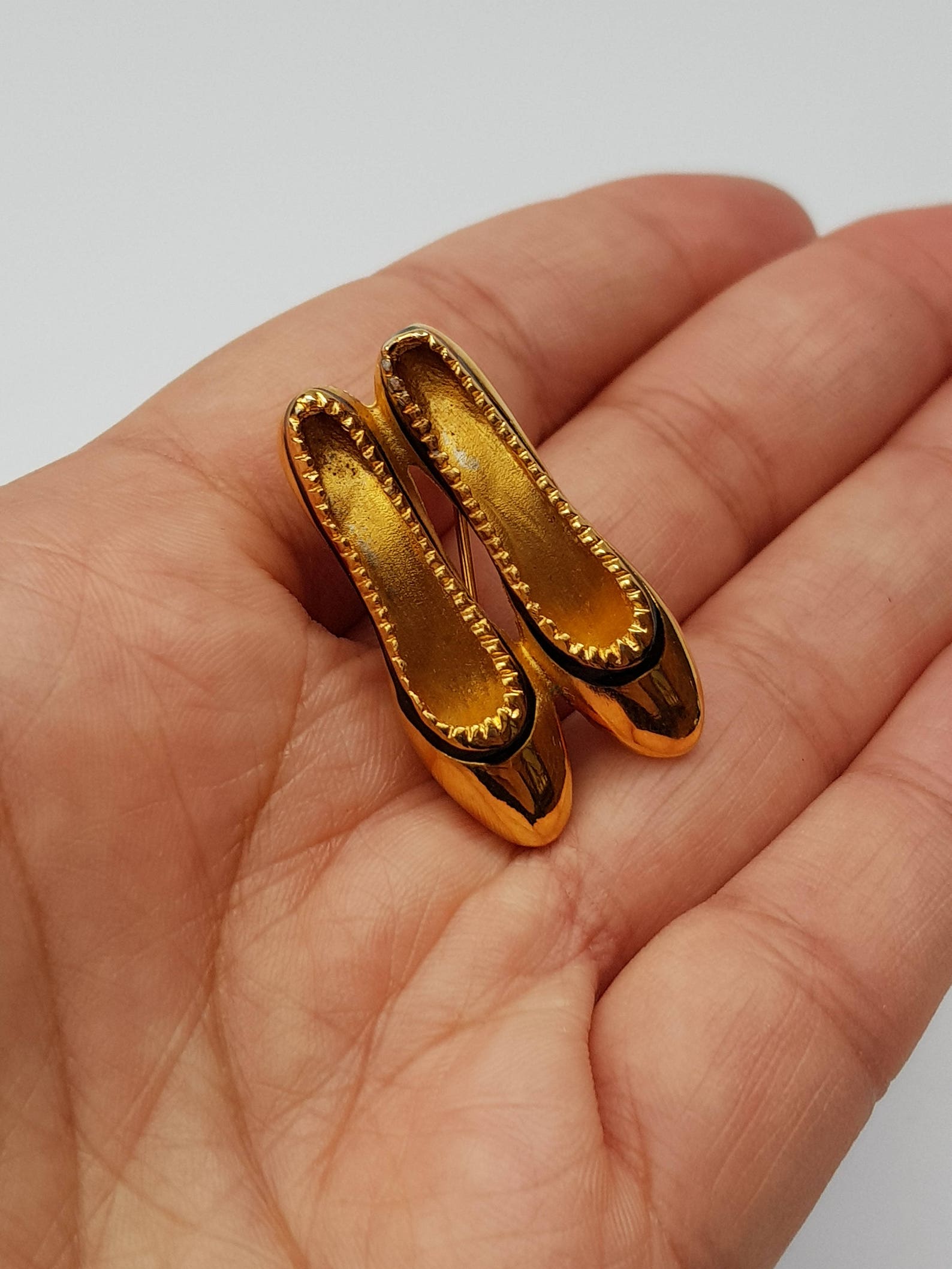 sale! ferragamo brooch. salvatore ferragamo vintage ballet style shoes brooch. italian designer jewellery. sale! ferragamo brooch. salvatore ferragamo vintage ballet style shoes brooch. italian designer jewellery.