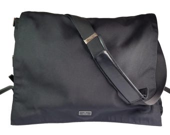 Bolsa de ombro vintage Gucci em lona preta e couro, autêntica marca italiana.