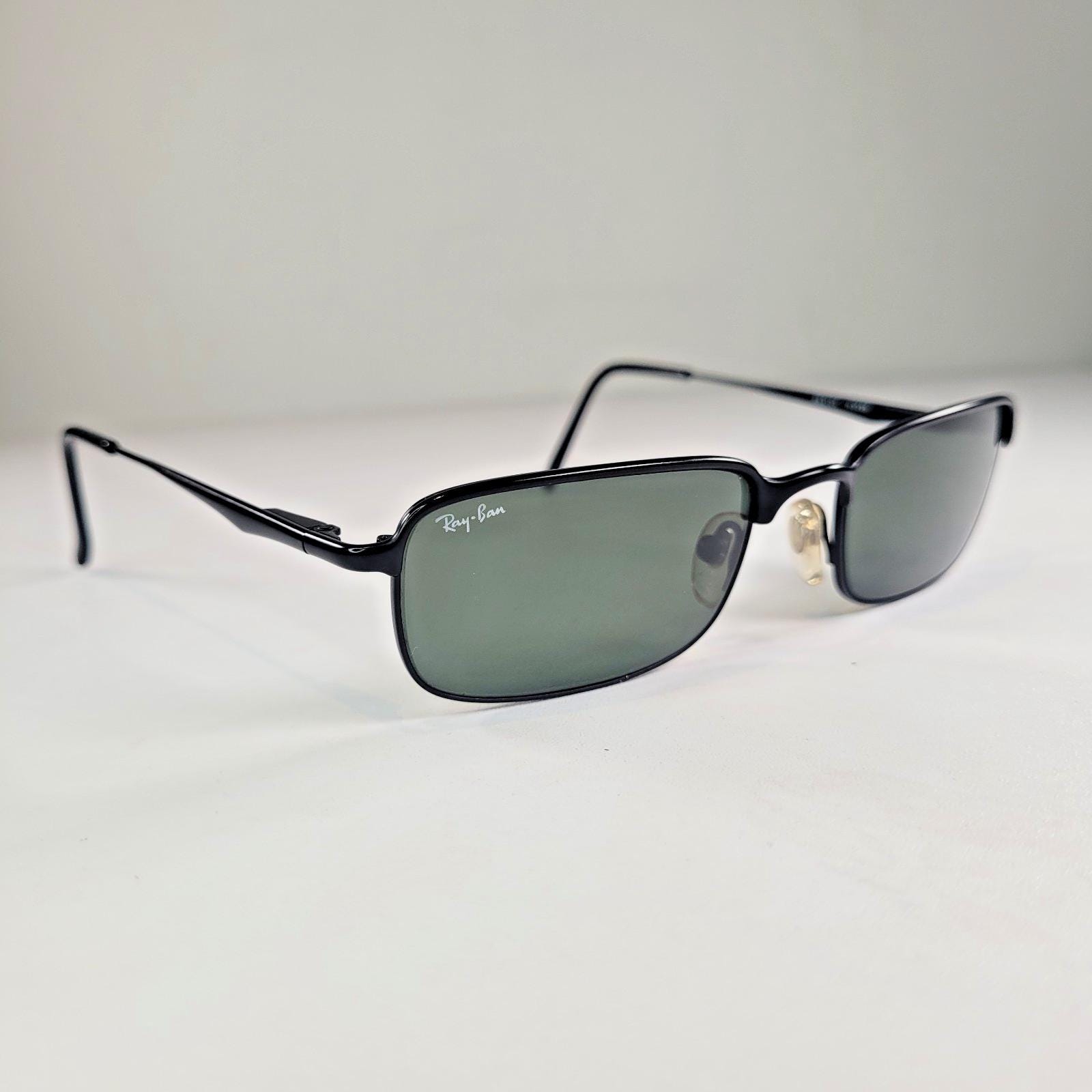 Vintage Ray-ban RB3104 W3098 Sunglasses • Black Minimalist