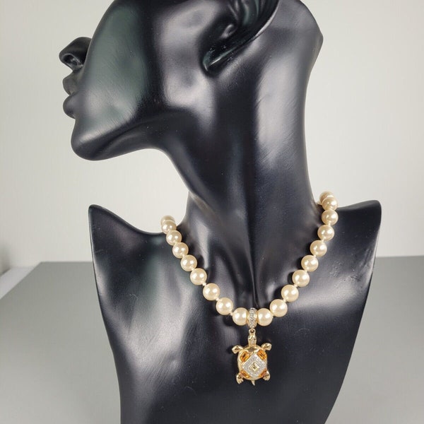 VALENTINO necklace. Vintage Valentino Garavani faux pearl necklace with turtle
