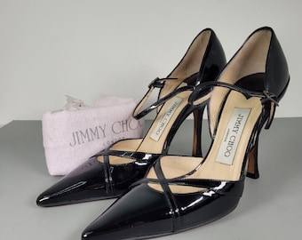 Jogi Choo Schuhe. "Jimmy Choo Pumps aus schwarzem Lackleder mit Absatz ""Leder"" und High Heels."