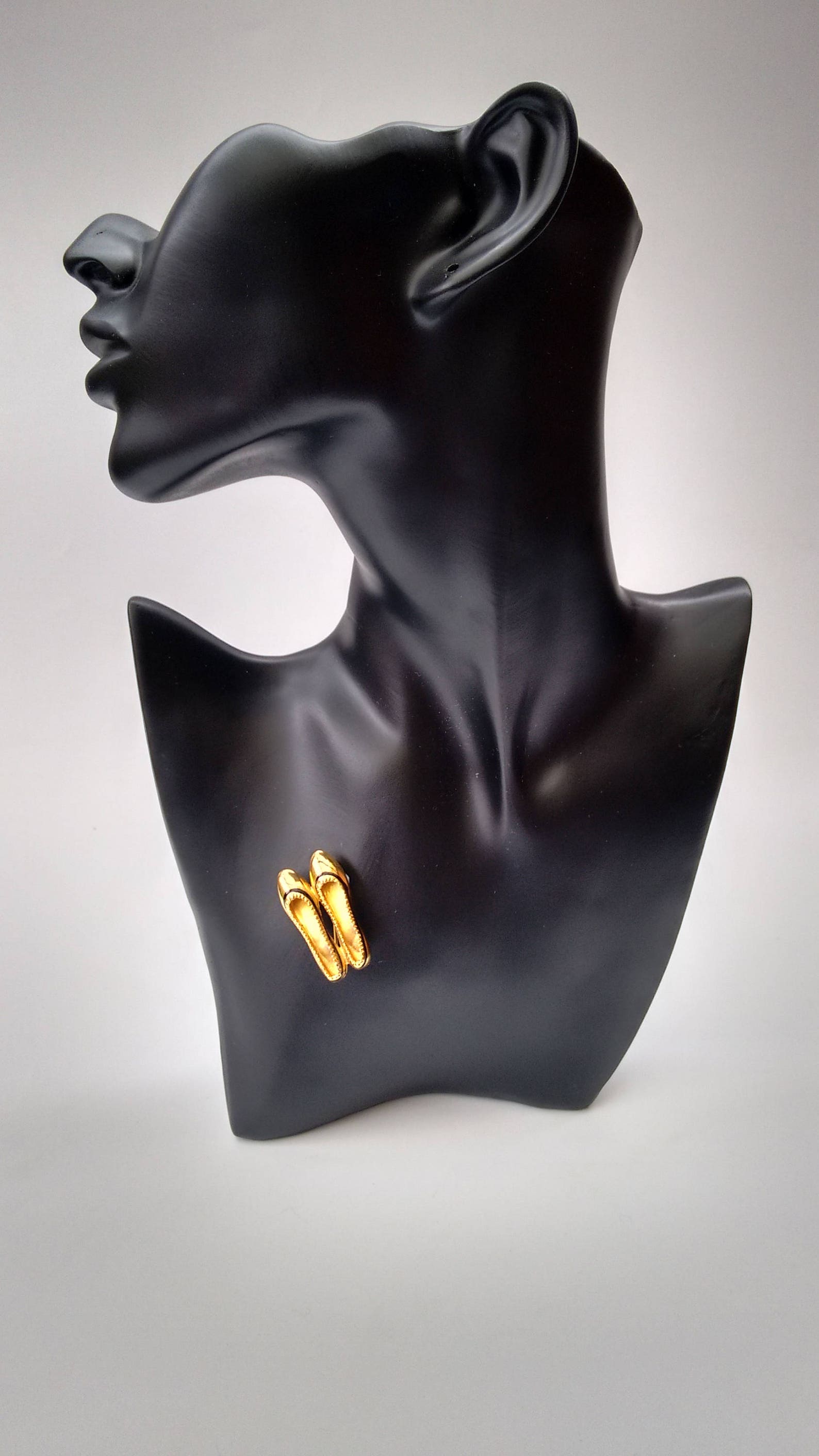 sale! ferragamo brooch. salvatore ferragamo vintage ballet style shoes brooch. italian designer jewellery. sale! ferragamo brooch. salvatore ferragamo vintage ballet style shoes brooch. italian designer jewellery.