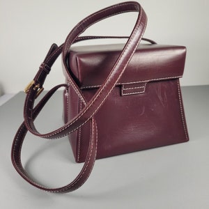 LOEWE Tasche. Vintage Loewe weinrote Leder Würfel Form Umhängetasche.