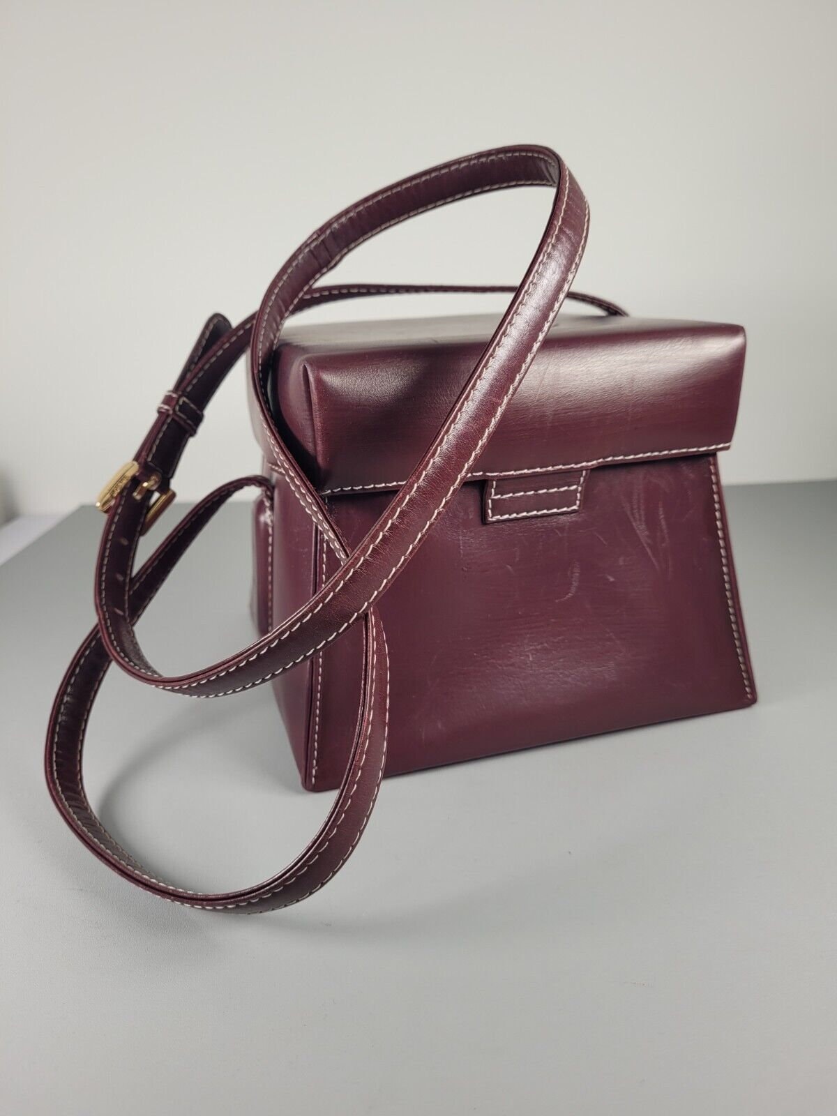 LOEWE-tas. Vintage Loewe bordeauxrode leren schoudertas in kubusvorm.