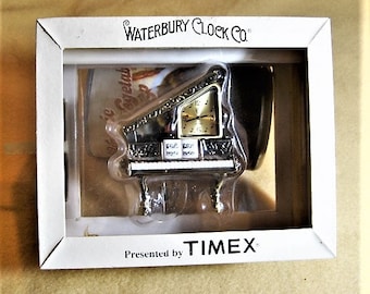 Reloj de pulsera con diseño de piano abierto - Waterbury Clock Co., presentado por Timex