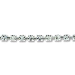 Può includere: Una fila di strass trasparenti, tagliati quadrati, incastonati in una catena di metallo color argento. Gli strass sono distanziati uniformemente e riflettono la luce, creando un effetto scintillante. La catena è esposta su sfondo bianco.