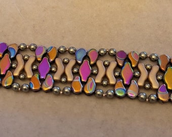 TUTORIAL: Pulseira 'Pegadas', usando miçangas Navettes, Paisley Duo, Bridge Beads, pérolas de 3 mm e 4 mm e miçangas de vidro.