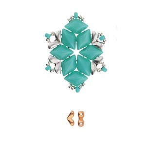 Puede incluir: Un abalorio de copo de nieve de color azul turquesa con detalles plateados. El abalorio está hecho de cuentas de vidrio y está diseñado para ser utilizado en la elaboración de joyas.