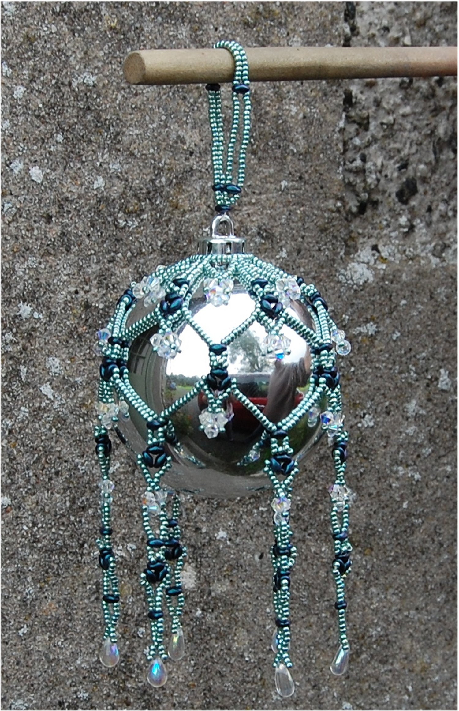 TUTORIAL 'CHRISTMAS CRYSTAL DROPLETs', Bauble cover, Features Drops and Crystals, and Size 11 Seed Beads. 8 Pages and 28 clear photos.