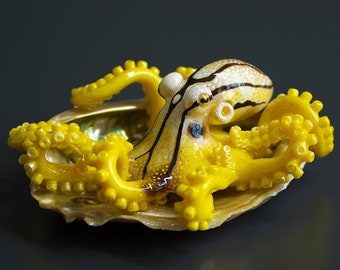 6.5cm x 8.5cm - Fully detailed Mototi Octopus Sculpture with suckers in Abalone Shell