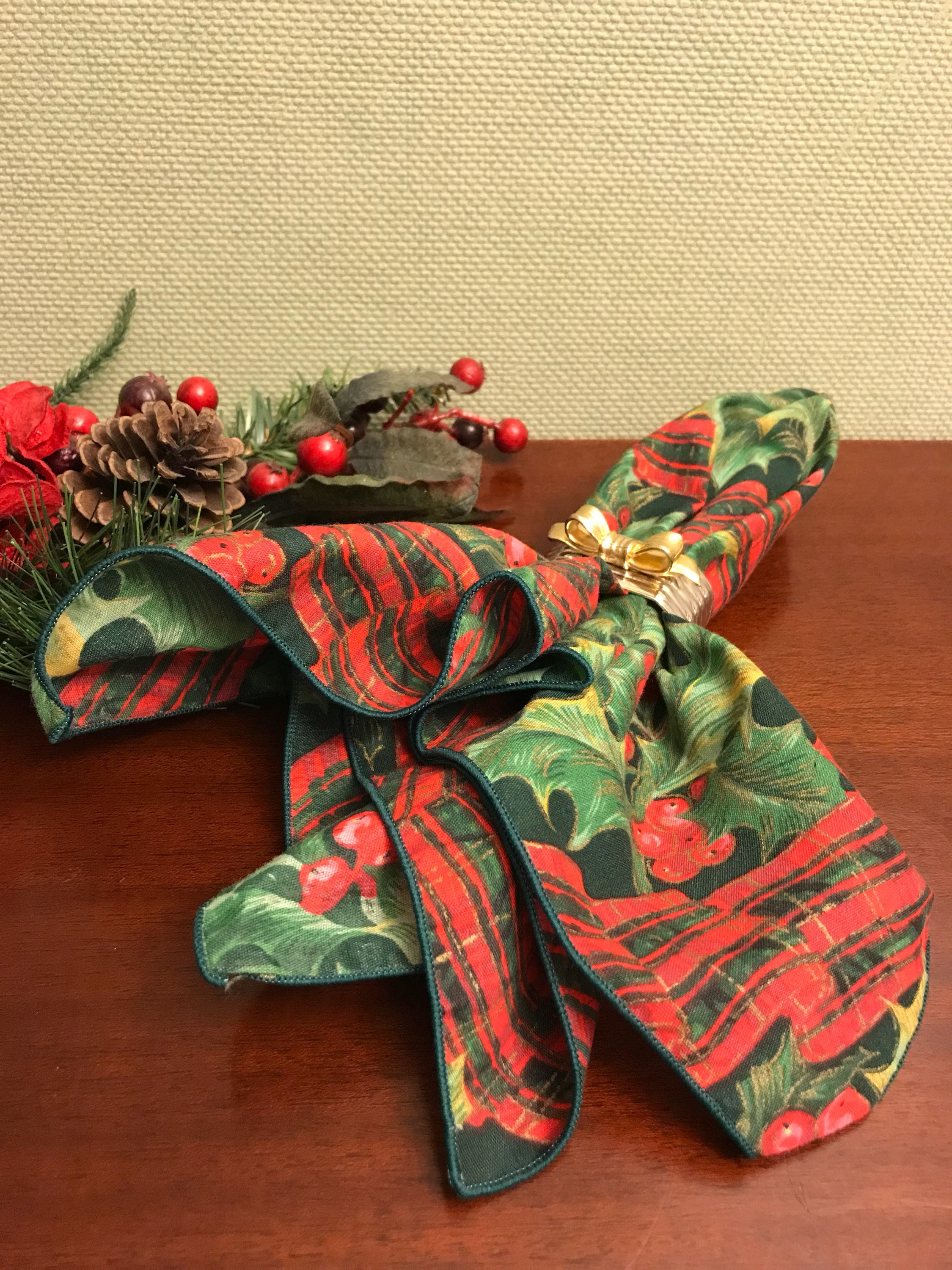 Christmas Cloth Napkins, 12 Vintage Plaid Holly cloth napkins set, red green cloth napkins