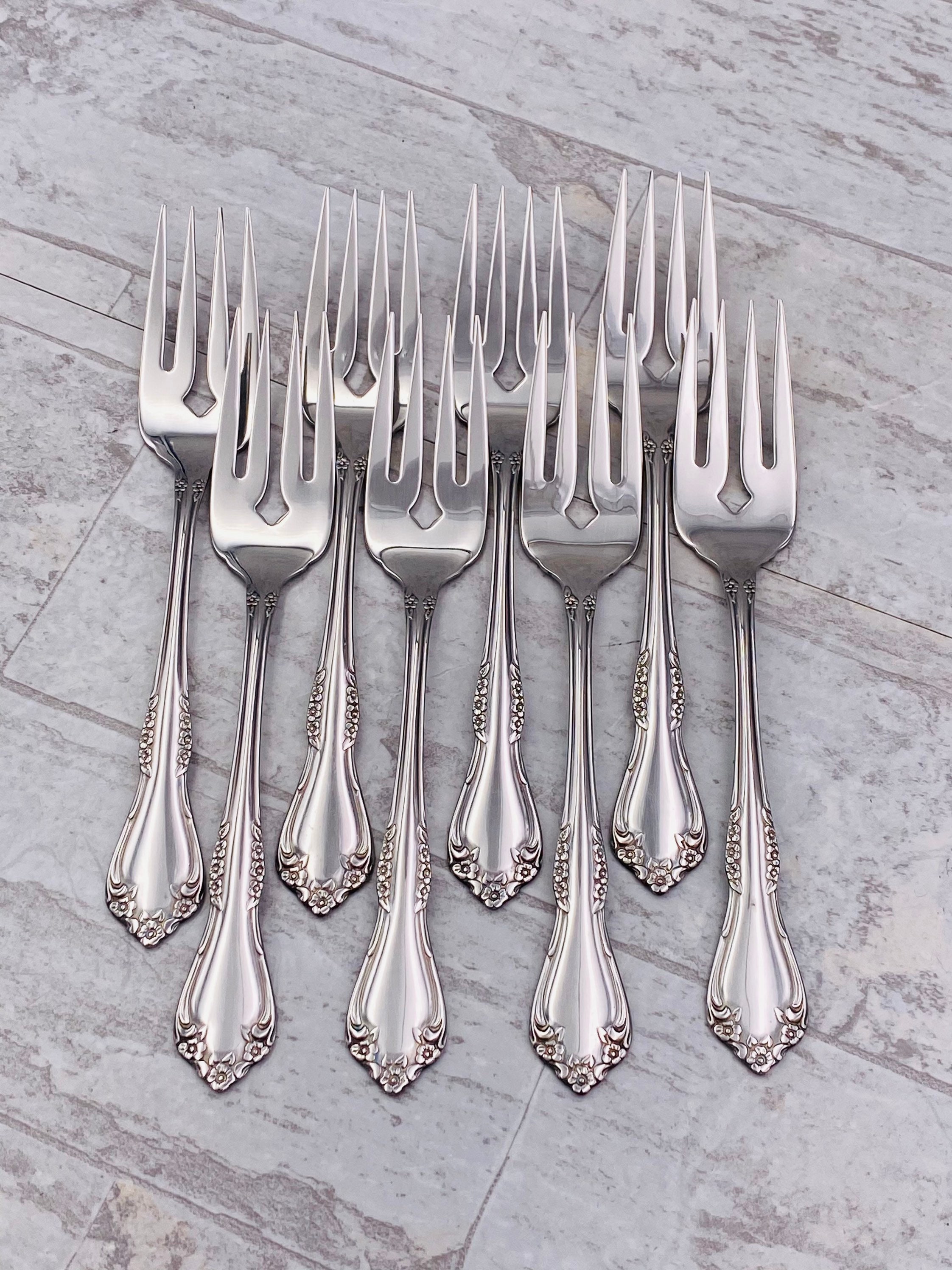 Oneida Lasting Rose Deluxe Stainless Flatware Set, Service for 8 in Storage  Tray, Vintage Silverware Set, Mint Condition, Wedding Gift 