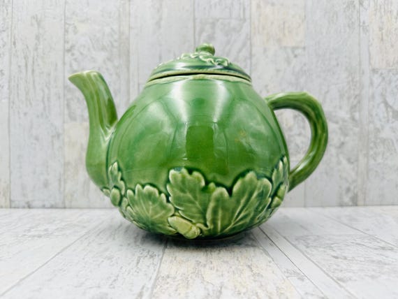 Vintage Mojalica Teapot, Oakleaf Bordallo Pinheiro collectible for display only