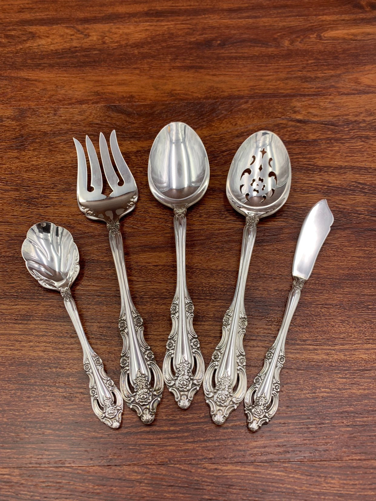 Oneida Community Silver Artistry Flatware set with silverware chest, service for 12 with serving