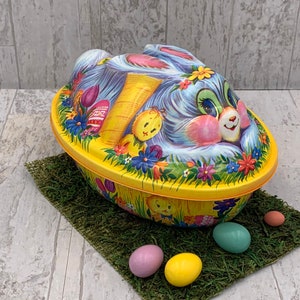 Large Easter Egg candy box, Vintage plastic Candy container collectible Egg, Vintage Easter Decor, Easter basket