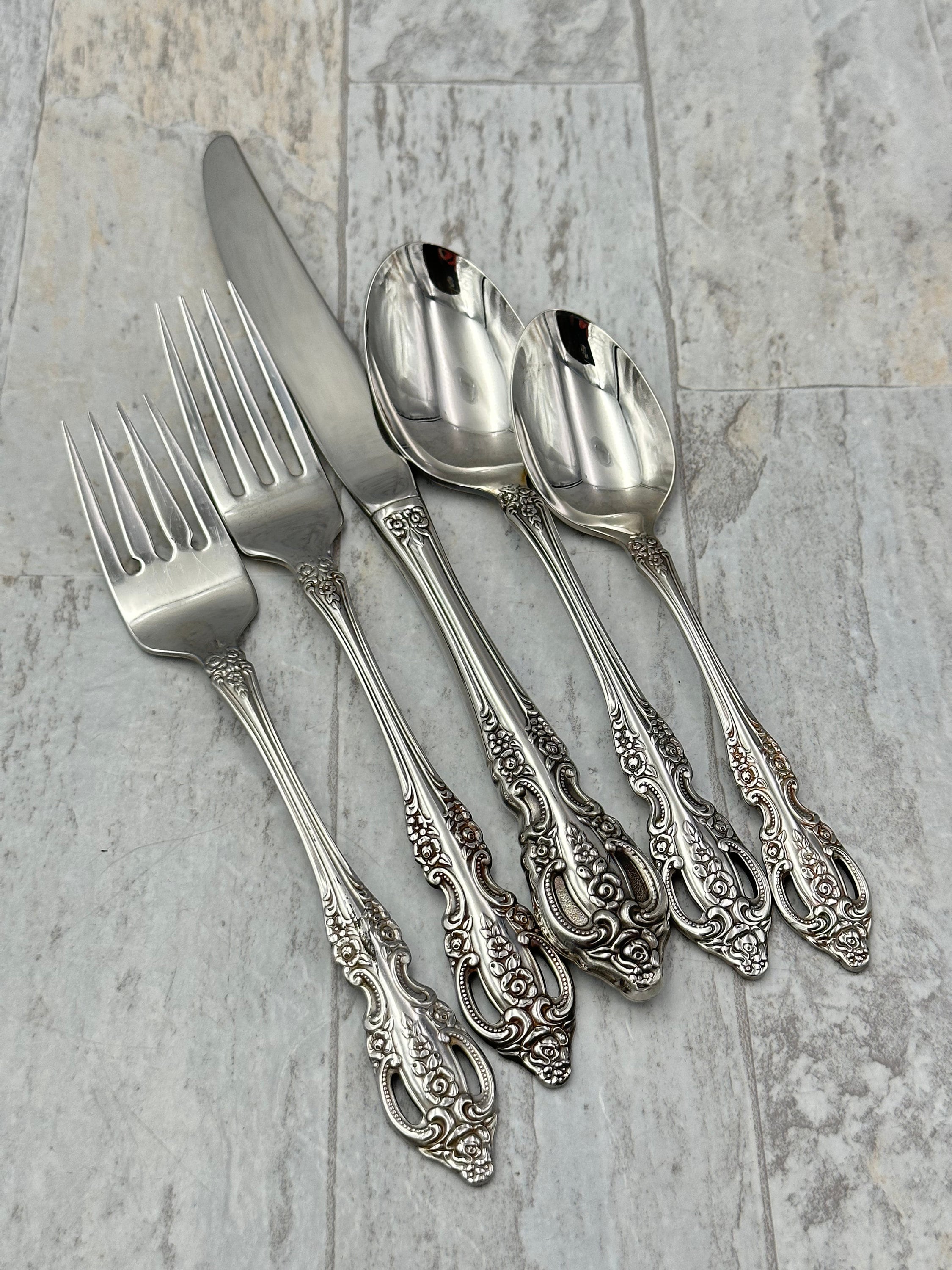 Oneida Lasting Rose Deluxe Stainless Flatware Set, Service for 8 in Storage  Tray, Vintage Silverware Set, Mint Condition, Wedding Gift 