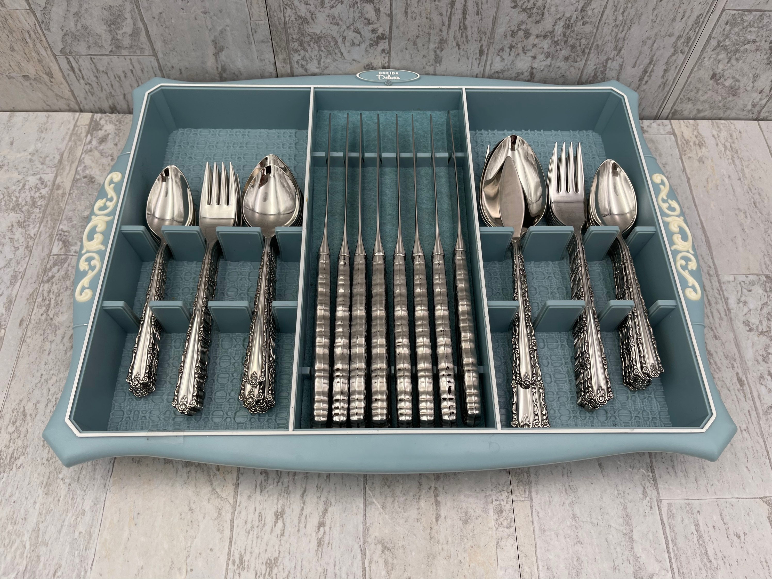 Oneida Cherie Deluxe Stainless Flatware set, Service for 8 in Storage