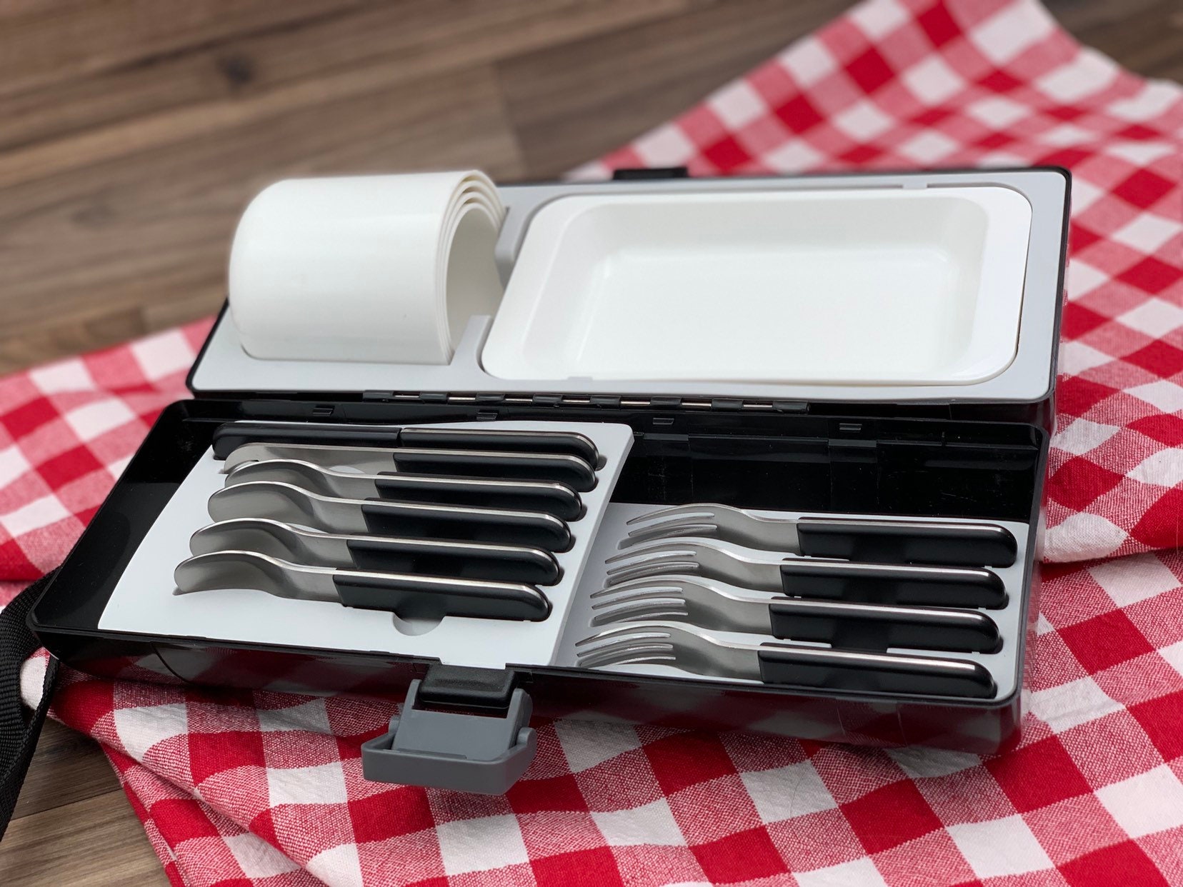 Retro Picnic Capsule, TwinBird Picnic Dish set in a carrying