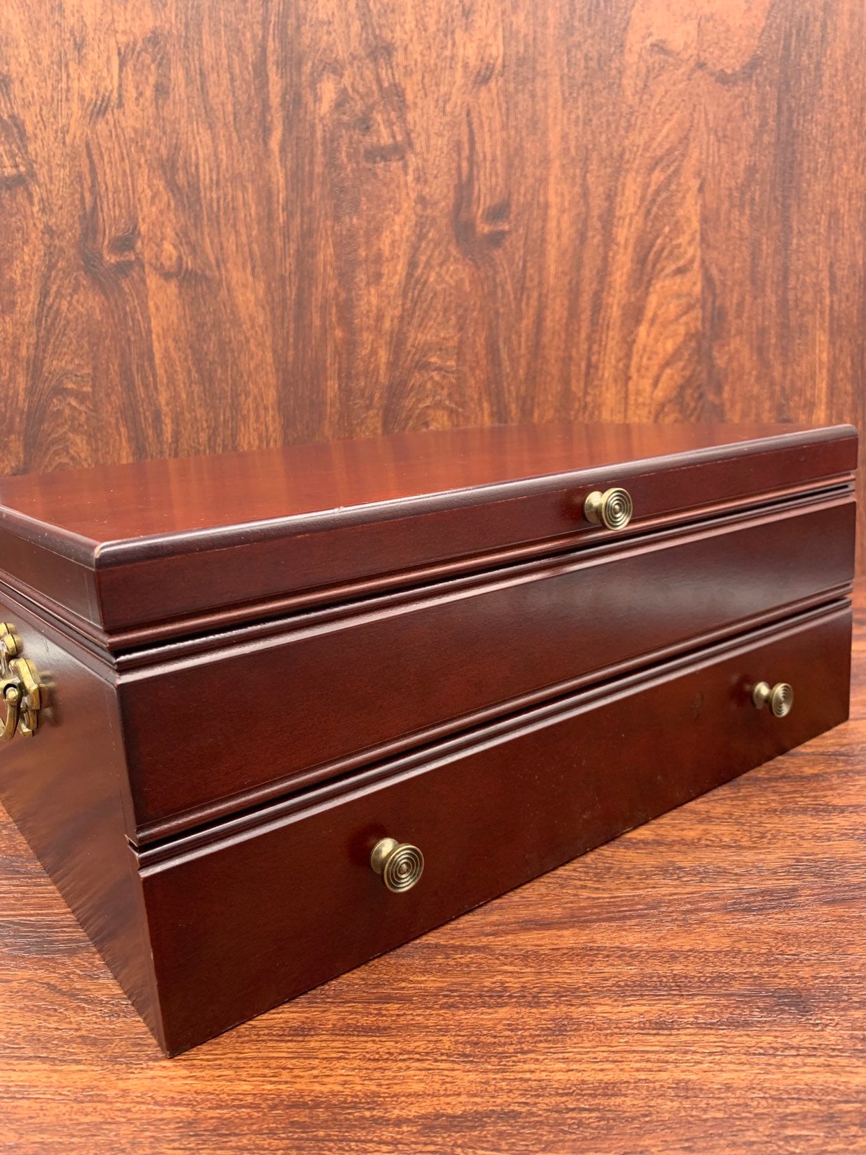 Oneida Community Silver Artistry Flatware set with silverware chest