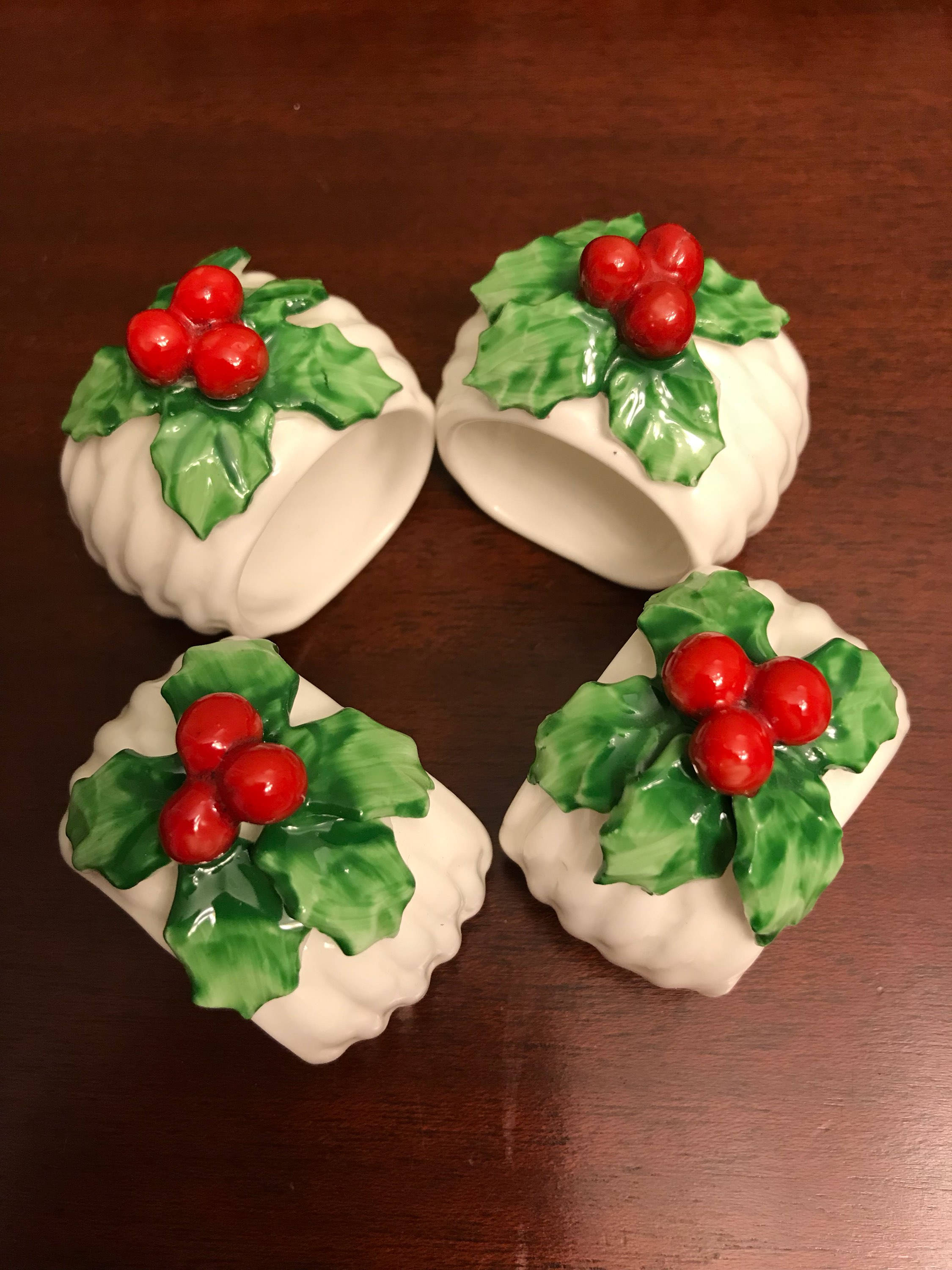Vintage Holly Napkin Rings, Porcelain Christmas Napkin Rings, 4 piece set, D standing Napkin