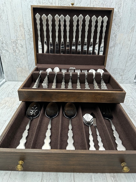 Oneida Vintage flatware Set, Valerie Distinction Deluxe Stainless, service for 12, Silverware Chest
