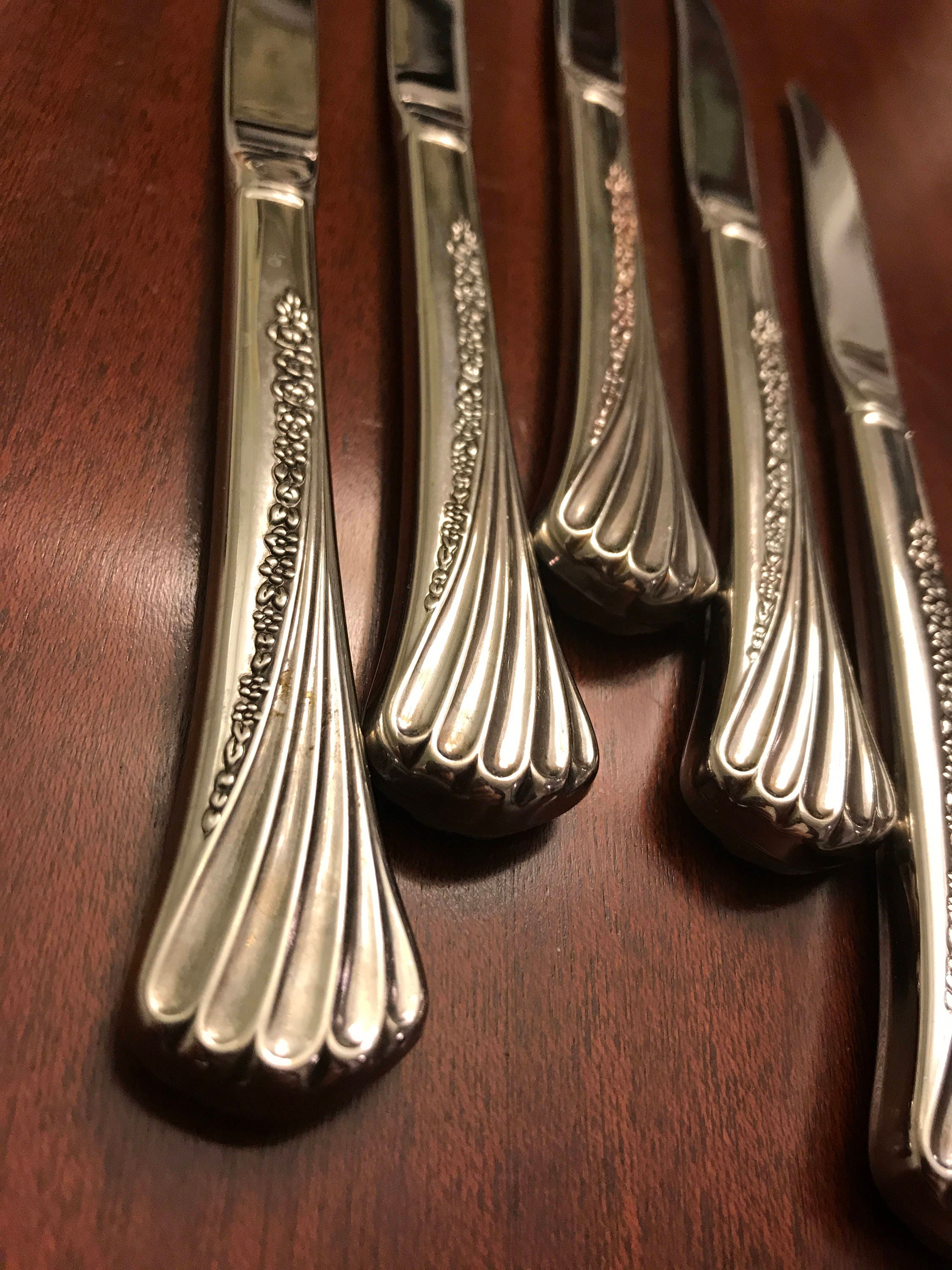 Oneida Spring Glen, Stainless Flatware, Five Serrated Steak Knives