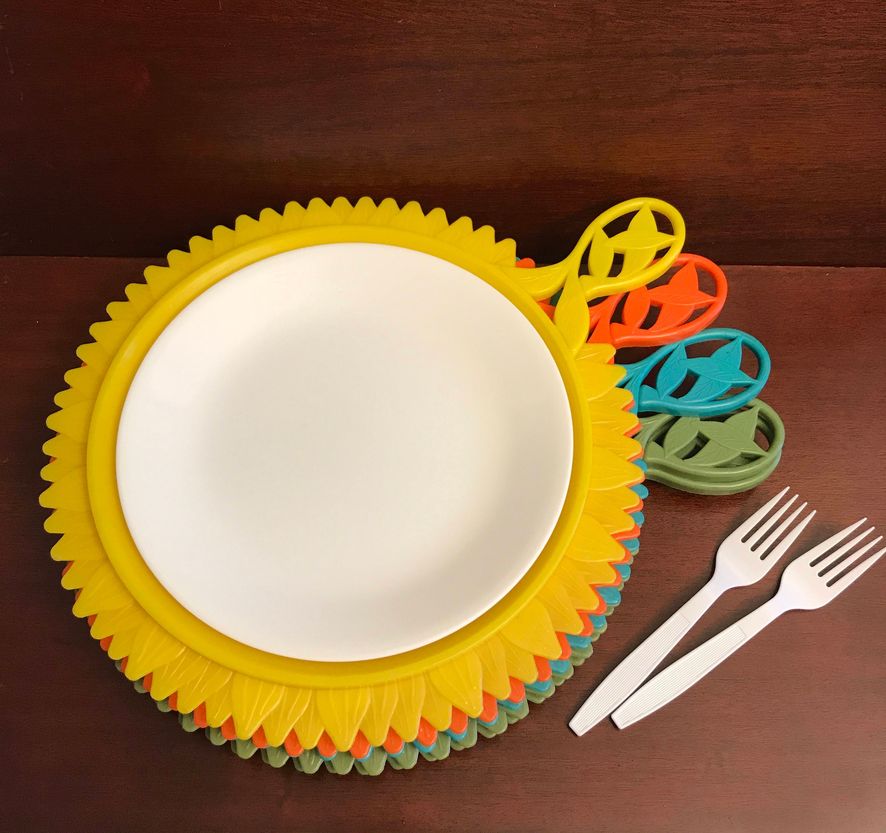 Vintage Paper Plate holders by Plate Mate, Retro set of plastic plate