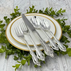 Oneida Community Silver Artistry Flatware set with silverware chest, service for 12 with serving pieces, Pierced scroll handle