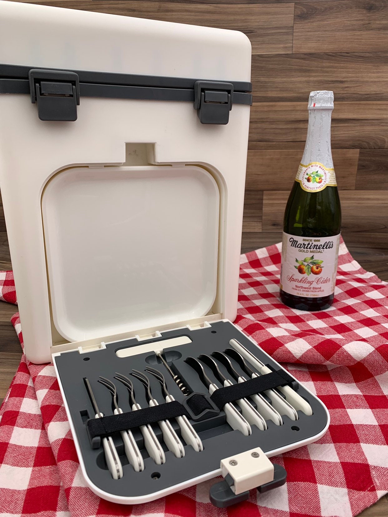 Retro Picnic Cooler, TwinBird Picnic Dish set in a Picnic cooler