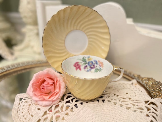 Vintage Floral Teacup Aynsley Bone china, pale Yellow Floral pattern C6045