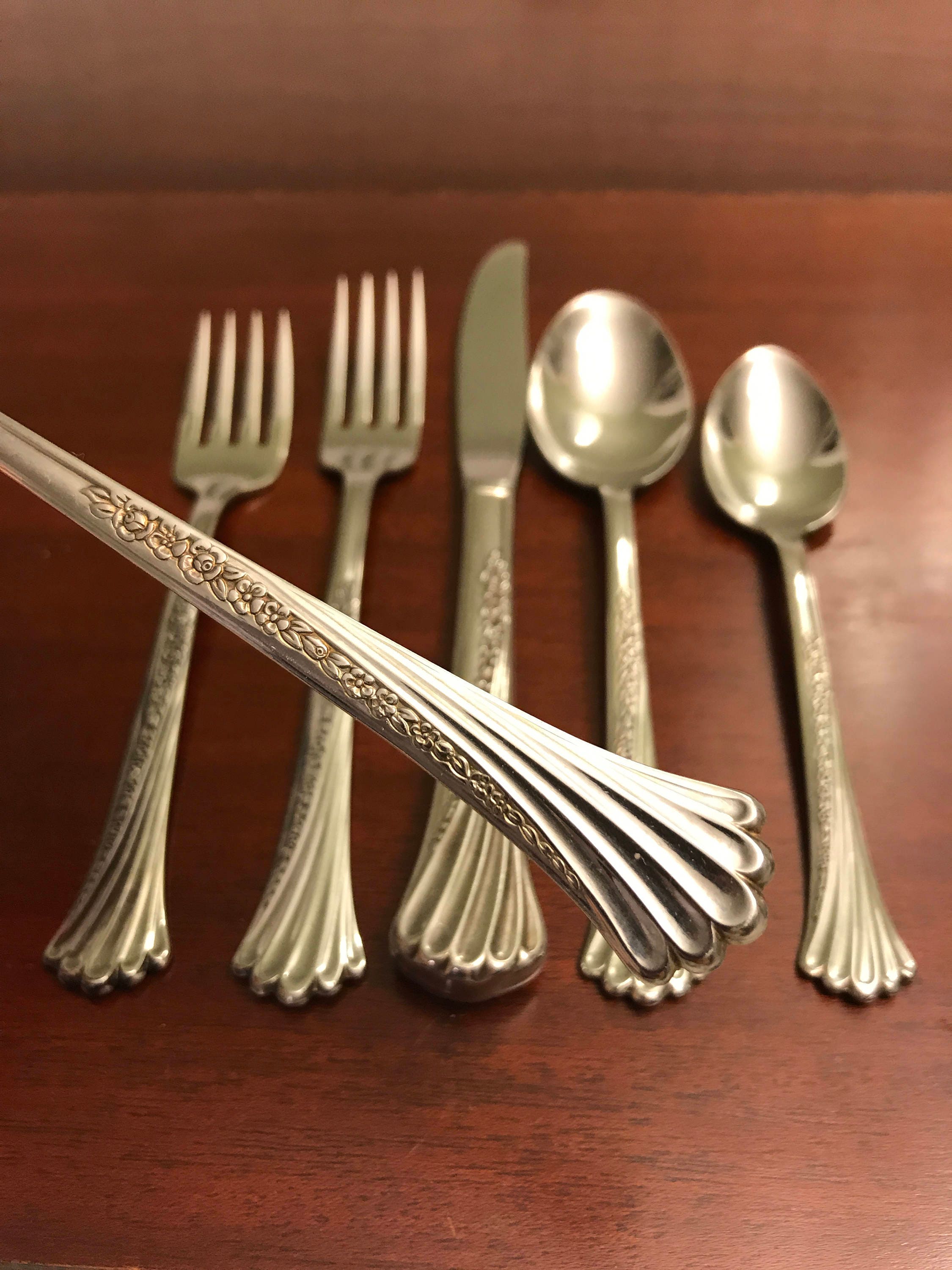 Oneida Spring Glen Stainless Flatware, Five piece place settings
