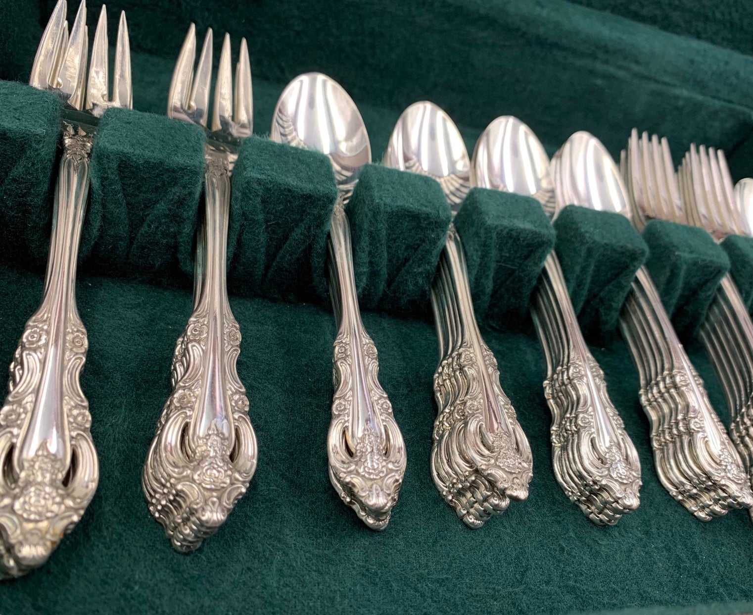 Oneida Community Silver Artistry Flatware set with silverware chest