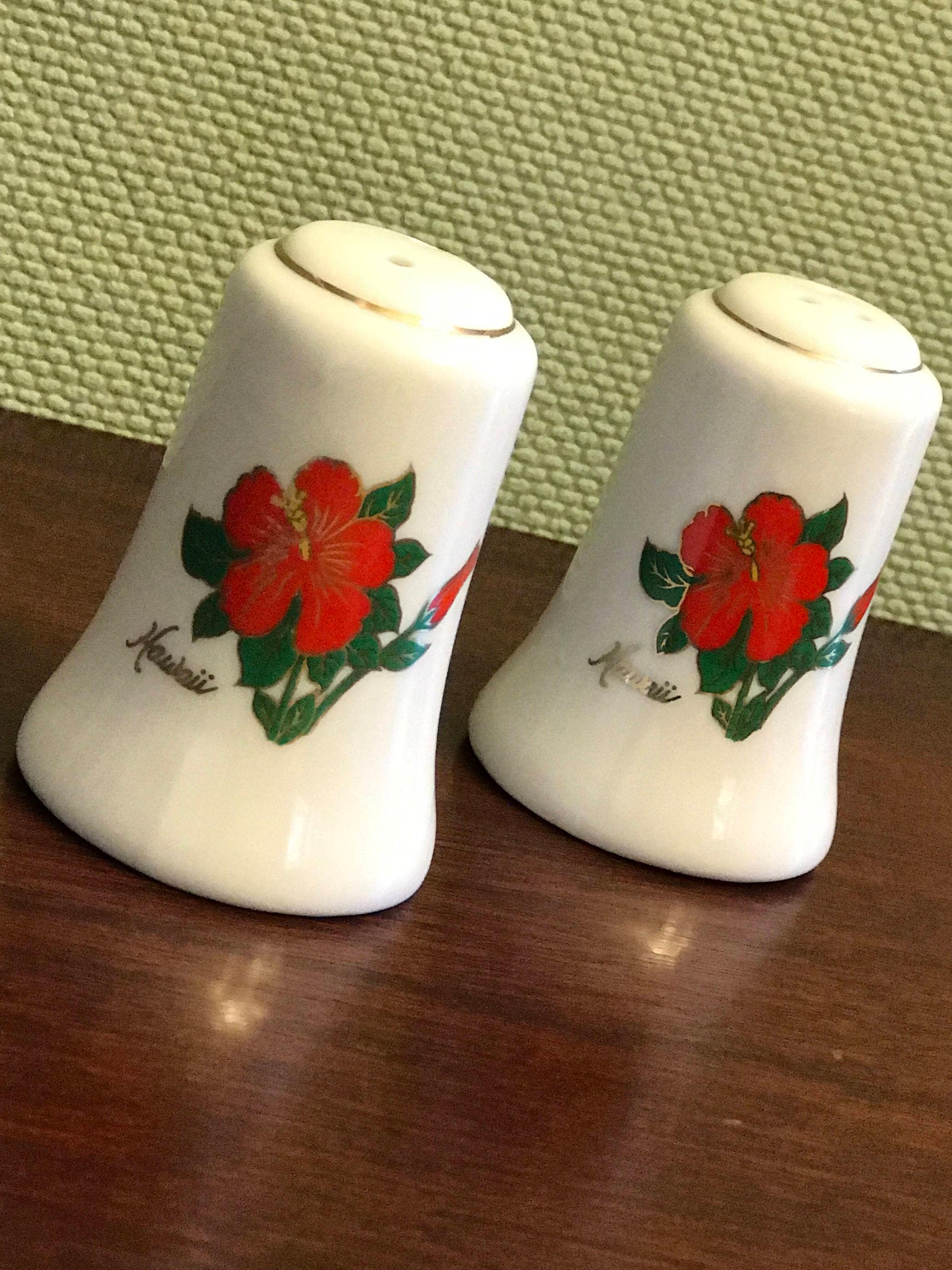Vintage Salt Pepper Sets, Hawaii souvenir salt and pepper shakers