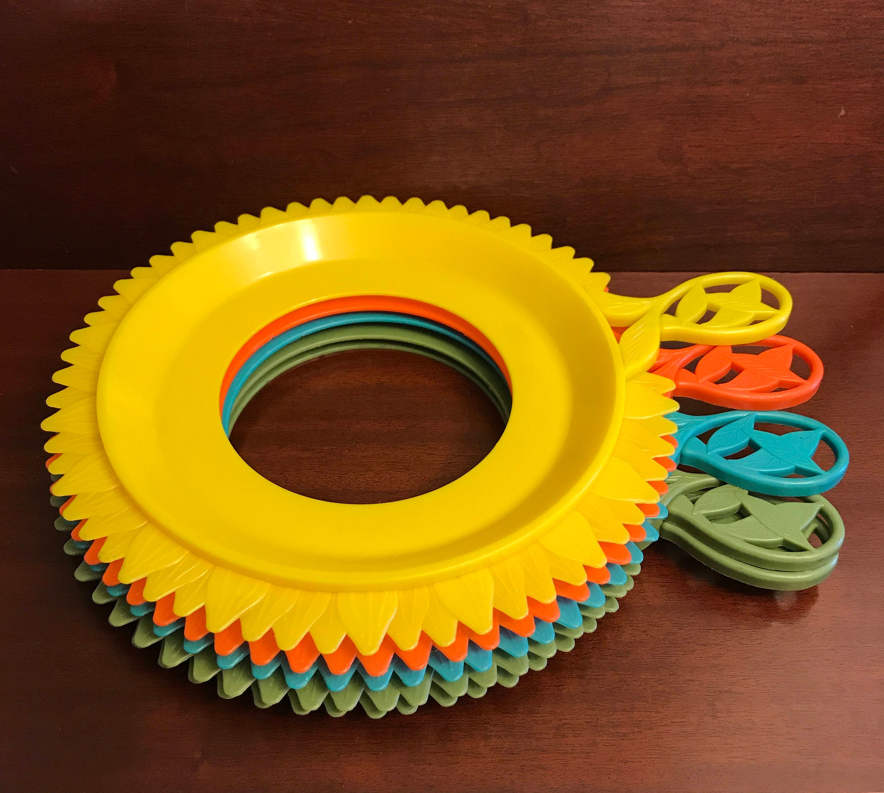 Vintage Paper Plate holders by Plate Mate, Retro set of plastic plate