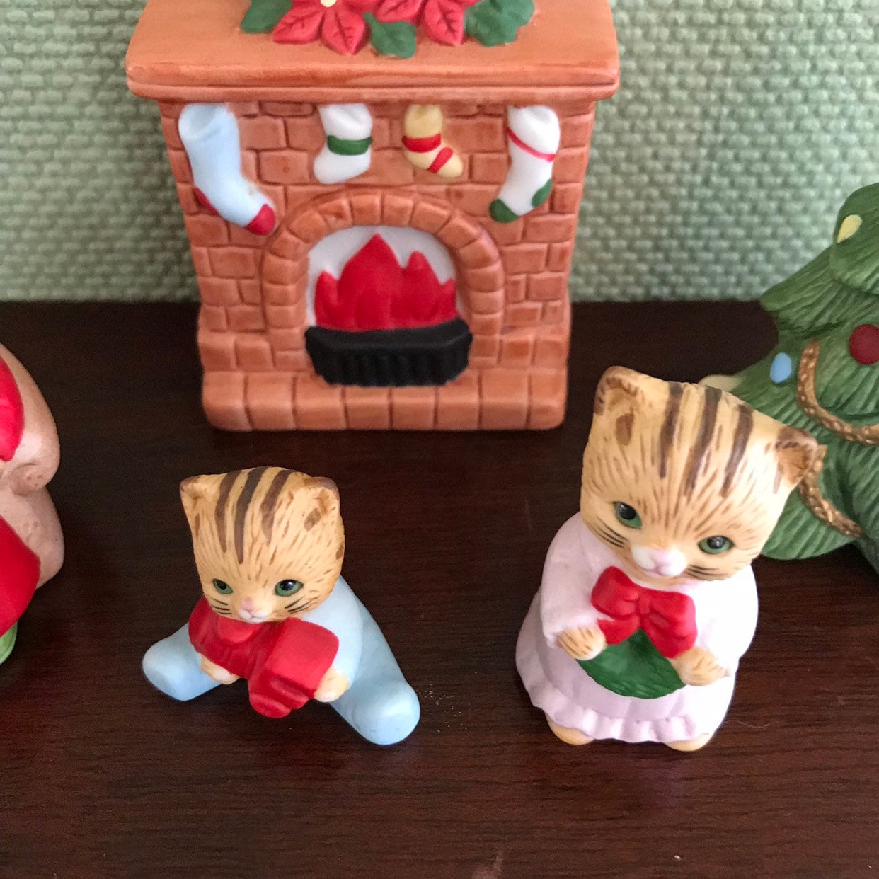 Christmas Kitty figurines by Homco, Kitty family scene with Christmas