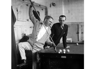 W.C. Fields mit Billard Champion Bob Cannefax - Qualitäts-Nachdruck eines Vintage-Fotos