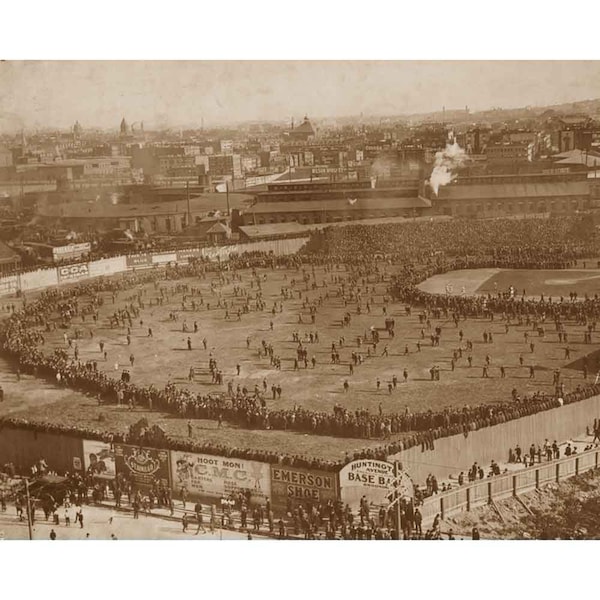 Fans sur le terrain aux First World Series - Réimpression de qualité d’une photo vintage