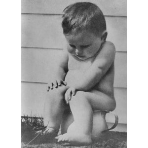 Peut inclure: Une photo en noir et blanc d'un jeune enfant assis sur un pot blanc. L'enfant regarde son tour de taille.