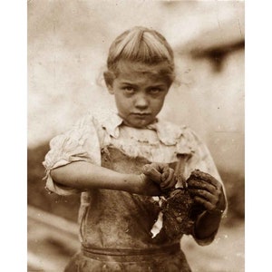 Oyster Shucker Bluffton SC, 1913 - Quality Reprint of a Vintage Photo