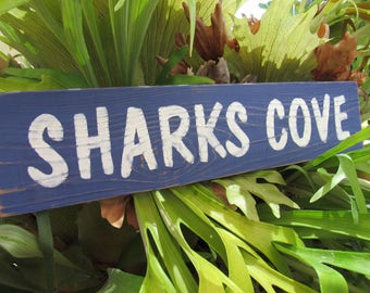 Letrero de Sharks Cove Decoración de tiburones Regalos de tiburones Decoración de tiburones Decoración del océano Arte de pared del océano Decoración náutica Decoración de pared náutica Decoración de playa Decoración del hogar