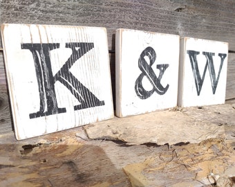Letrero con letras iniciales para regalo de boda, hecho a mano, madera rústica recuperada envejecida, pintado a mano, regalo de quinto aniversario, madera