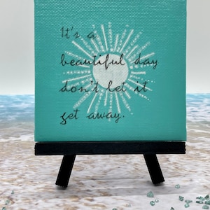 Mini lienzo de 4 x 4, arte acrílico original con mini caballete, arte original pintado a mano, agua costera azul y blanca, obra de arte pequeña