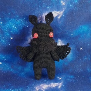 Peluche de ganchillo Mini Mothman, peluche amigurumi, peluche de críptido de 3 1/2 pulgadas
