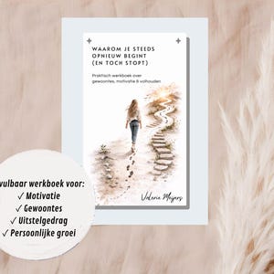 Op de afbeelding: Een rechthoekig werkboek met de titel WAAROM JE STEEDS OPNIEUW BEGINT (EN TOCH STOPT) en een aquarelillustratie van een persoon die over een stenen pad naar een zonsopgang loopt. Een ronde cirkel vermeldt Motivatie, Gewoontes, Uitstelgedrag en Persoonlijke groei.